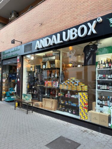 Fachada de la tienda Andalubox en Sevilla, especializada en vinos y productos gourmet andaluces con Denominación de Origen.